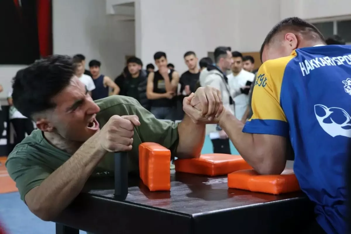 Hakkari'de düzenlenen Bilek Güreşi İl Birinciliği, sporcuların yeteneklerini sergilediği heyecan