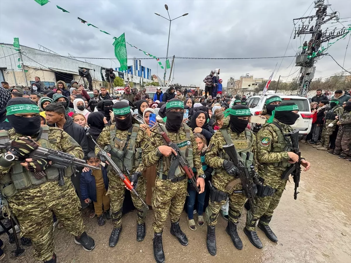 Hamas, iki İsrailli'yi Gazze'de Kızılhaç'a teslim ederek özgür bıraktı; İsrail