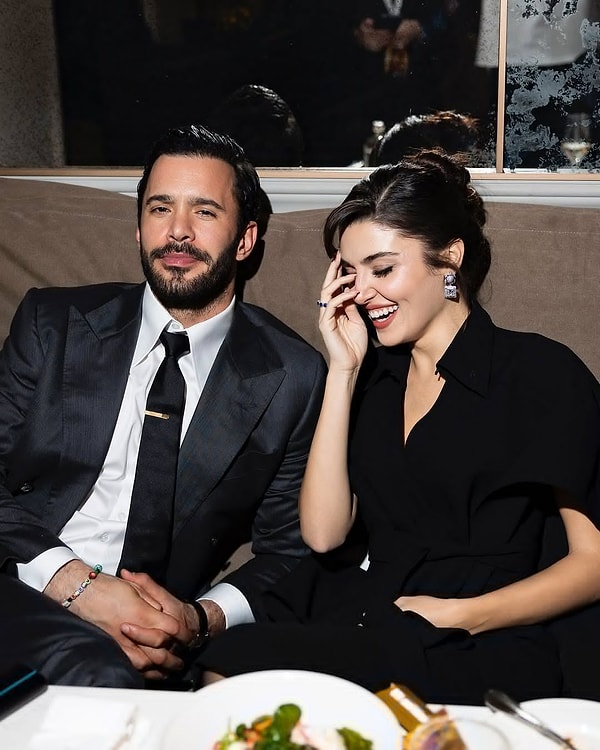 Hande Erçel ve Barış Arduç'un Rüzgara Bırak Filmi Gala Gecesinde Büyüledi