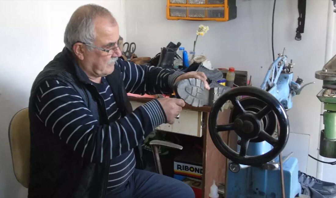 Hasan Hürcan, deprem sonrası konteynerde ayakkabı tamirciliği yaparak hayata tutunmanın