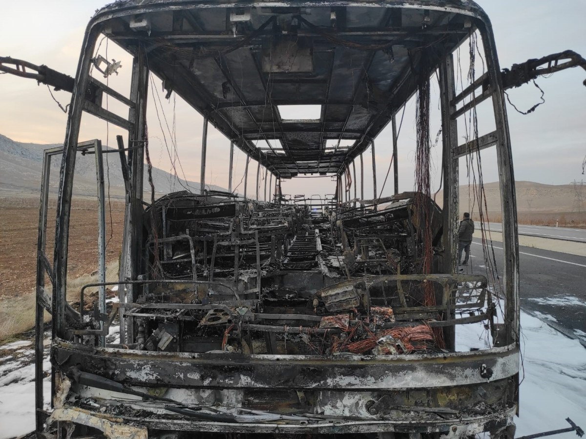 Hasankeyf Kara Yolunda Otobüs Yangını