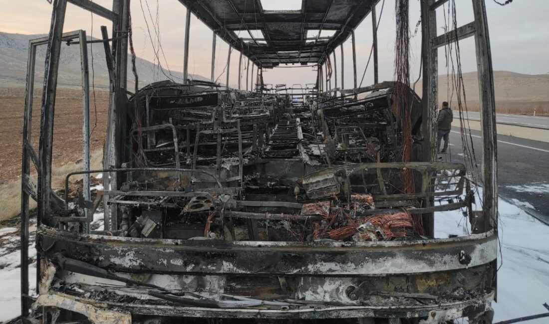 Hasankeyf Kara Yolunda meydana gelen otobüs yangını, yolcular arasında paniğe
