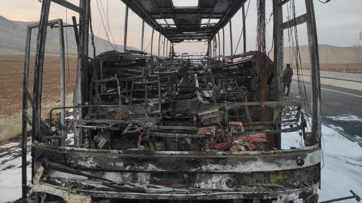 Hasankeyf Kara Yolunda meydana gelen otobüs yangını, yolcular arasında paniğe