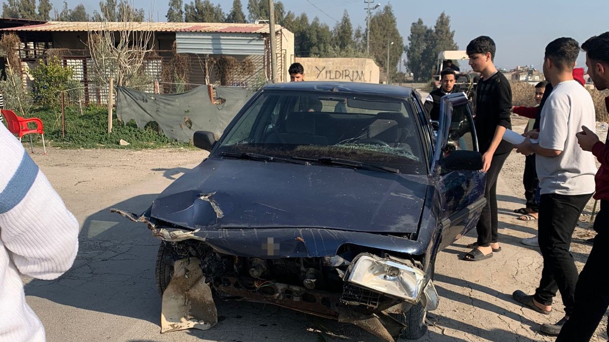 Hatay'da direksiyon hakimiyetini kaybeden bir sürücünün dereye uçtuğu kaza, sürücülerin