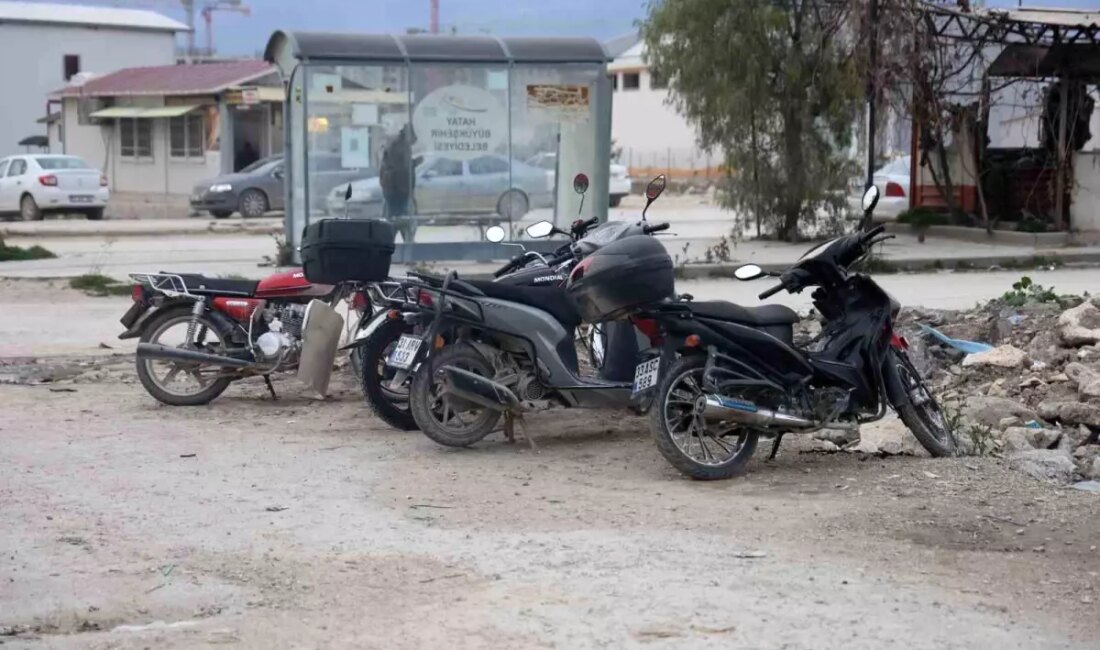 Hatay'da 2 kişi park halindeki motosikleti çaldı. O anlar güvenlik