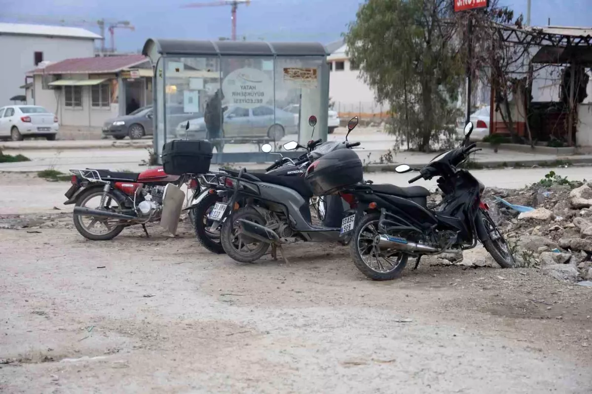 Hatay'da 2 kişi park halindeki motosikleti çaldı. O anlar güvenlik