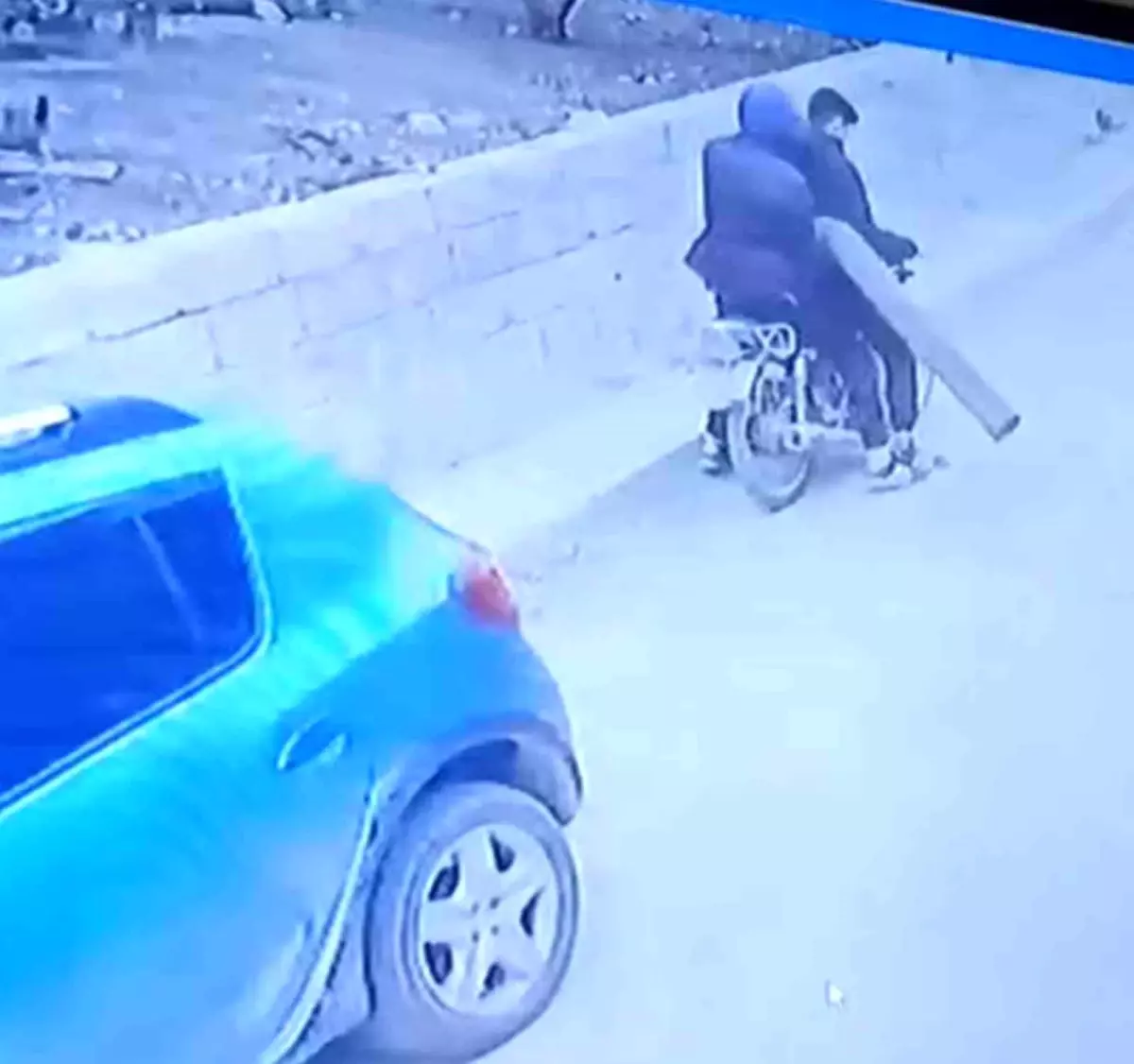 Hatay'da meydana gelen su motoru hırsızlığı, güvenlik kameralarına yansıdı. Olayın