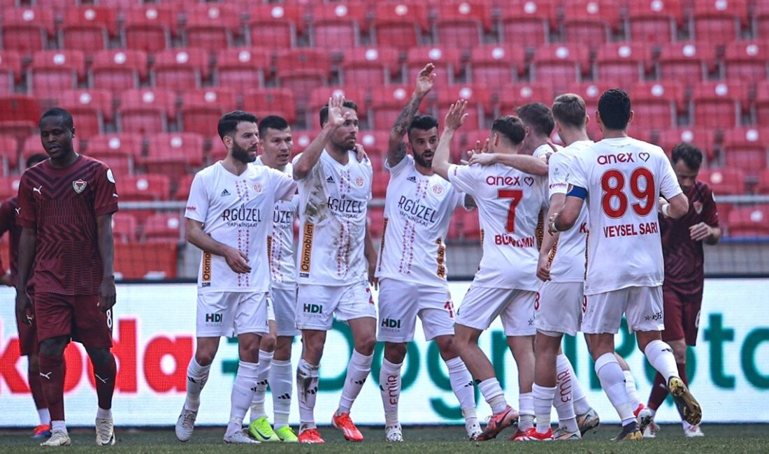 Hatayspor ile Antalyaspor arasında oynanan mücadelede Antalyaspor, Hatayspor'u 3-2'lik skorla