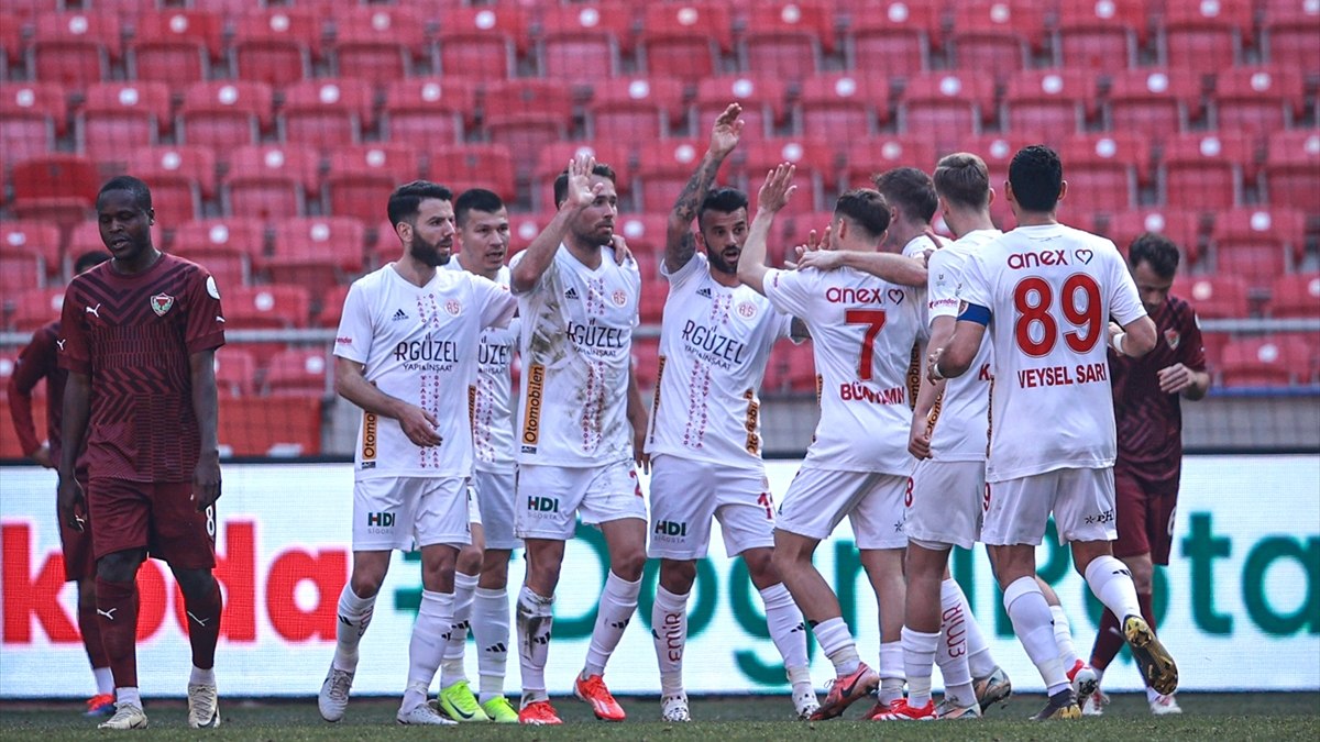 Hatayspor ile Antalyaspor arasında oynanan mücadelede Antalyaspor, Hatayspor'u 3-2'lik skorla