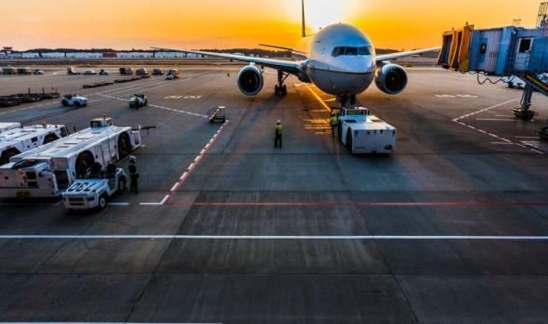 Houston'dan New York'a uçan bir uçakta meydana gelen motor yangını,