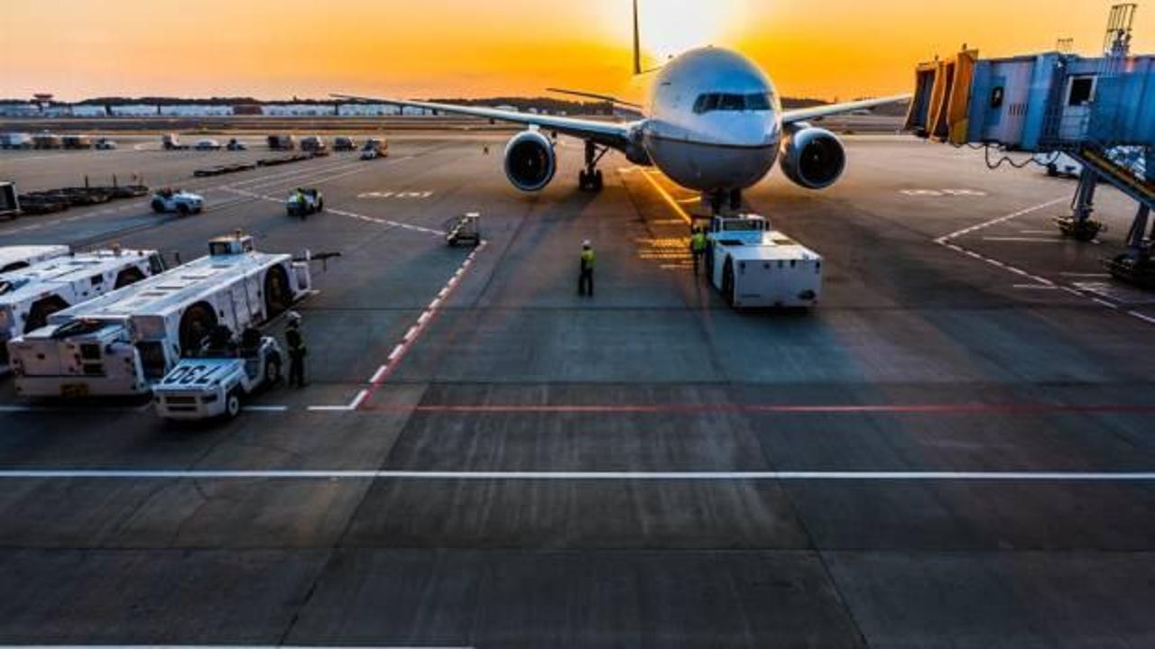 Houston'dan New York'a uçan bir uçakta meydana gelen motor yangını,