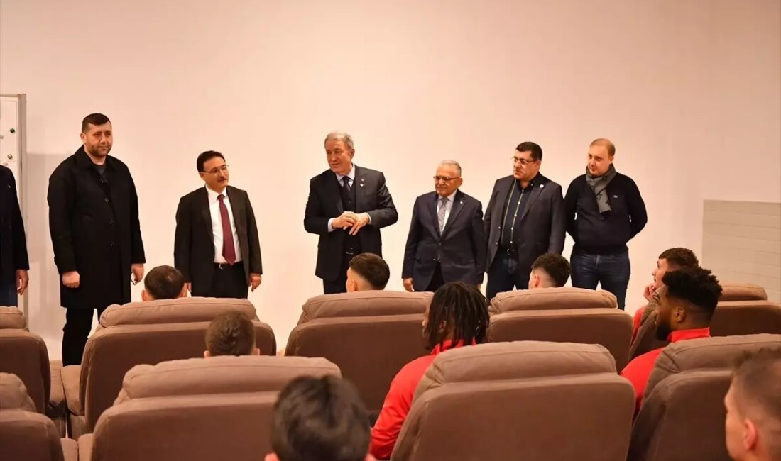 Hulusi Akar, Bellona Kayserispor'a destek amacıyla gerçekleştirdiği ziyarette, takımın son