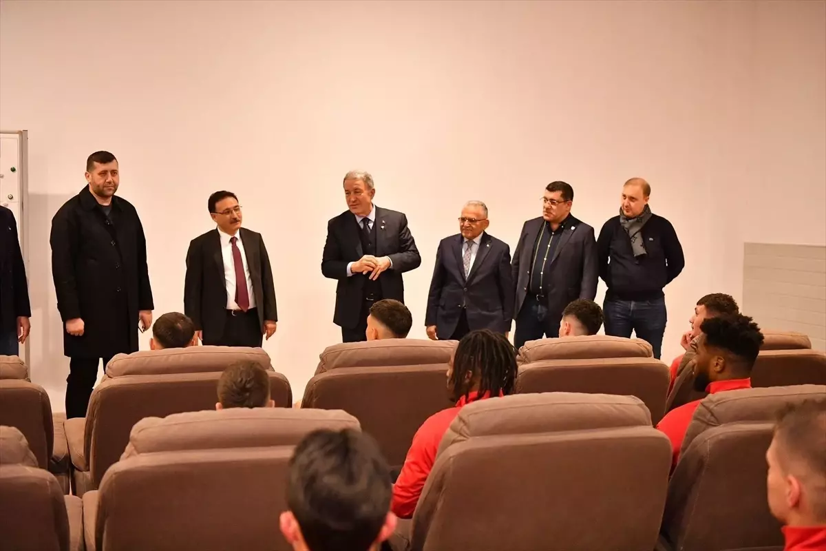 Hulusi Akar, Bellona Kayserispor'a destek amacıyla gerçekleştirdiği ziyarette, takımın son