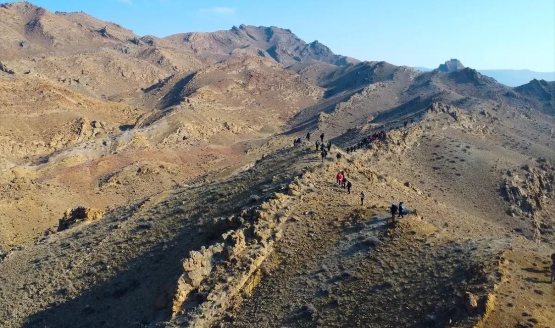 Iğdır'da deprem farkındalığını artırmak amacıyla düzenlenen Kızıldağ tırmanışı, katılımcılara hem