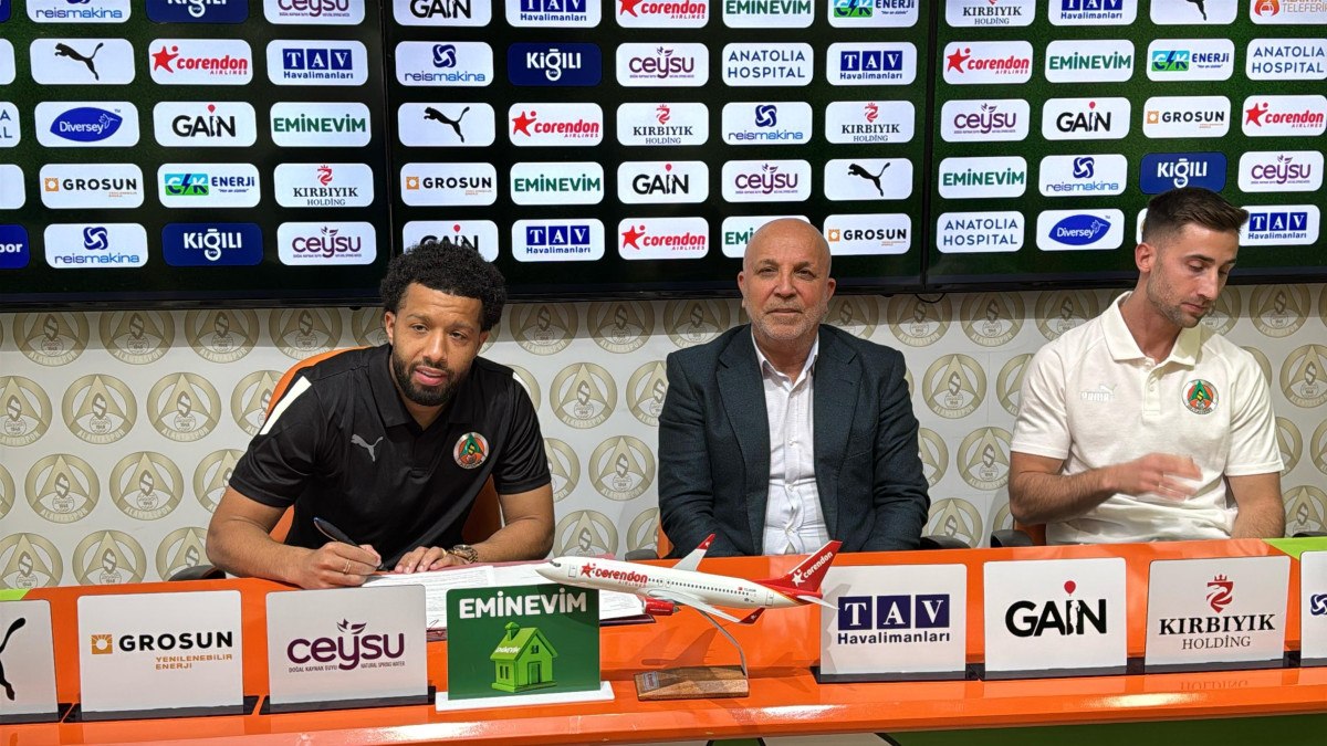 İHA Alanyaspor'dan Transfer Hamleleri: Toplu İmza Töreni Düzenlendi