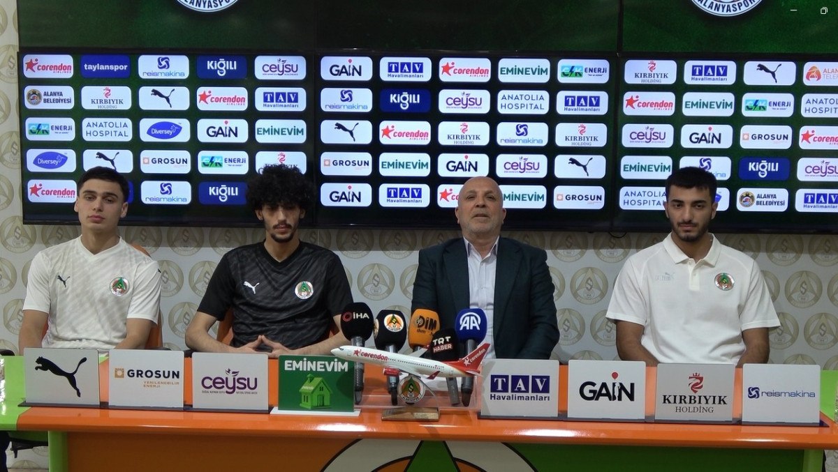 İHA Alanyaspor, Yeni Transferlerle İmza Töreni Düzenledi