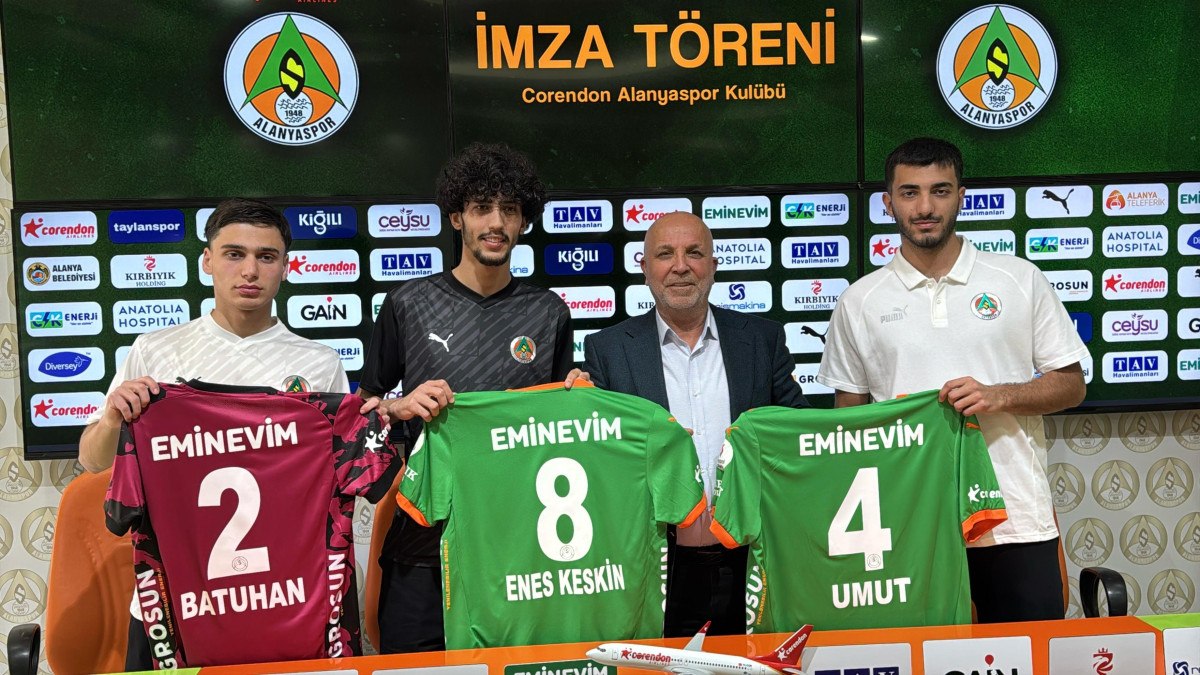 İHA Alanyaspor, Yeni Transferlerle İmza Töreni Düzenledi