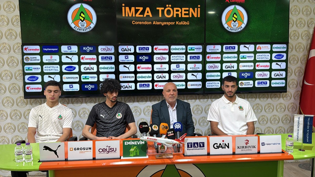 İHA Alanyaspor, Yeni Transferlerle İmza Töreni Düzenledi