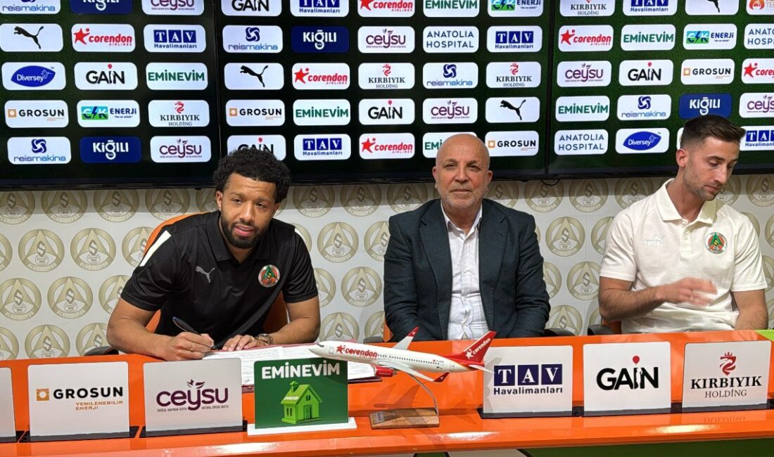 İHA Alanyaspor, yeni transferlerle birlikte büyük bir imza töreni düzenledi.
