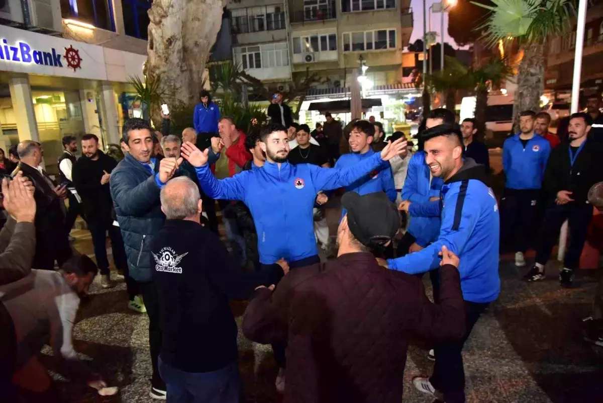 İncirliova Belediyespor, Süper Amatör Lig'de gösterdiği başarılı performansla liderliğe yükseldi.