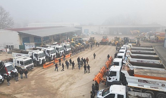 İnegöl Belediyesi, beklenen kar yağışı için hazırlıklarını tamamladı. Ekipler, yolların