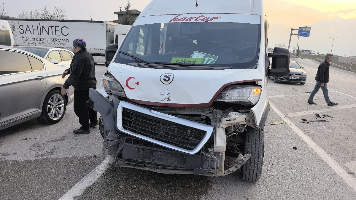 İnegöl'de özel okul servisi ile otomobilin çarpışması sonucu 10 kişi