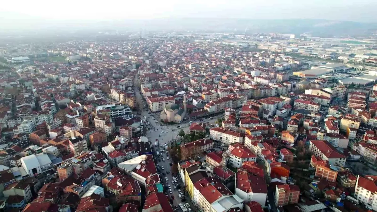 İnegöl'ün nüfusu 2024'te 302 bin 251'e ulaştı. Bu artış, şehrin