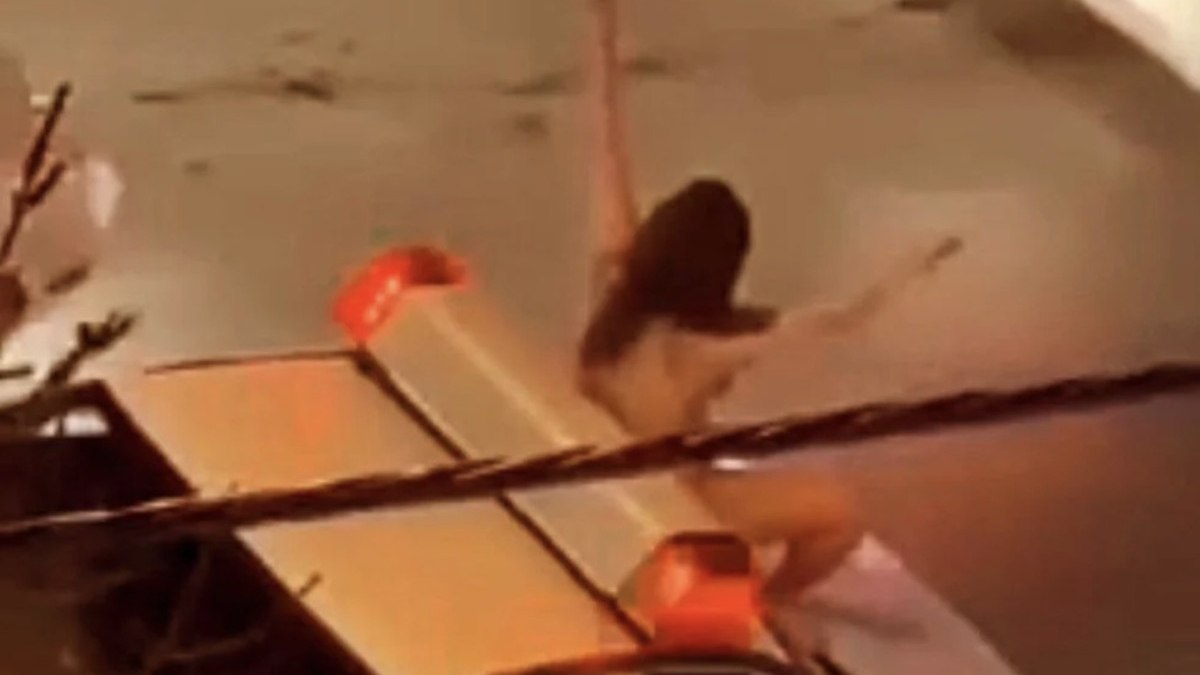 İran'da kadınlar, giyim yasalarına karşı cesur bir protesto gerçekleştiriyor. Bu