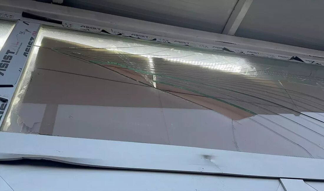 Isparta'da bir berber dükkanına gerçekleştirilen taşlı saldırı, güvenlik kameralarına yansıdı.