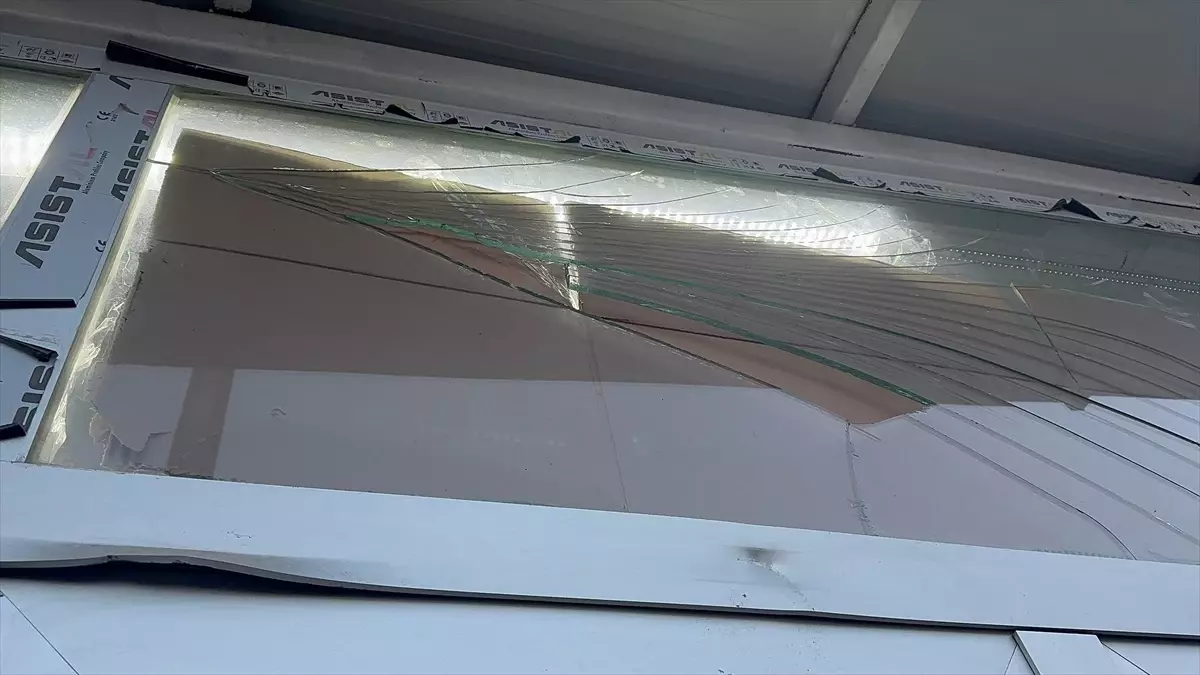 Isparta'da bir berber dükkanına gerçekleştirilen taşlı saldırı, güvenlik kameralarına yansıdı.