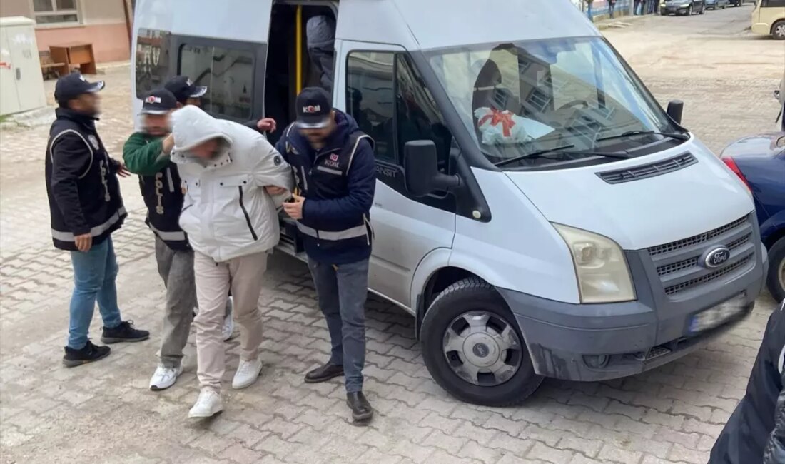 Isparta'da gerçekleştirilen silah kaçakçılığı operasyonunda 4 kişi tutuklandı. Güvenlik güçlerinin