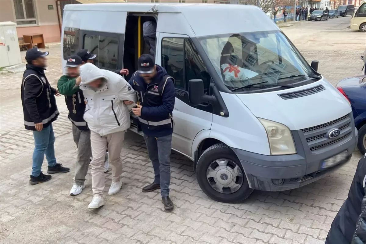Isparta'da gerçekleştirilen silah kaçakçılığı operasyonunda 4 kişi tutuklandı. Güvenlik güçlerinin
