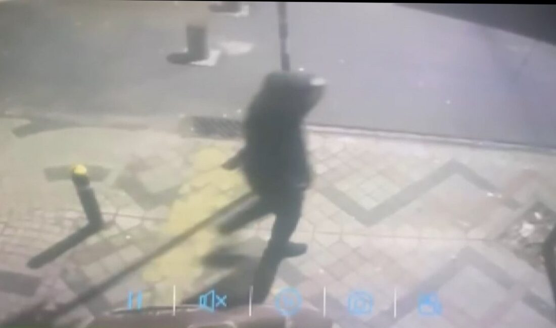 Bağcılar'da bulunan bir restorana yüzlerini kapüşon ve maske ile saklayan