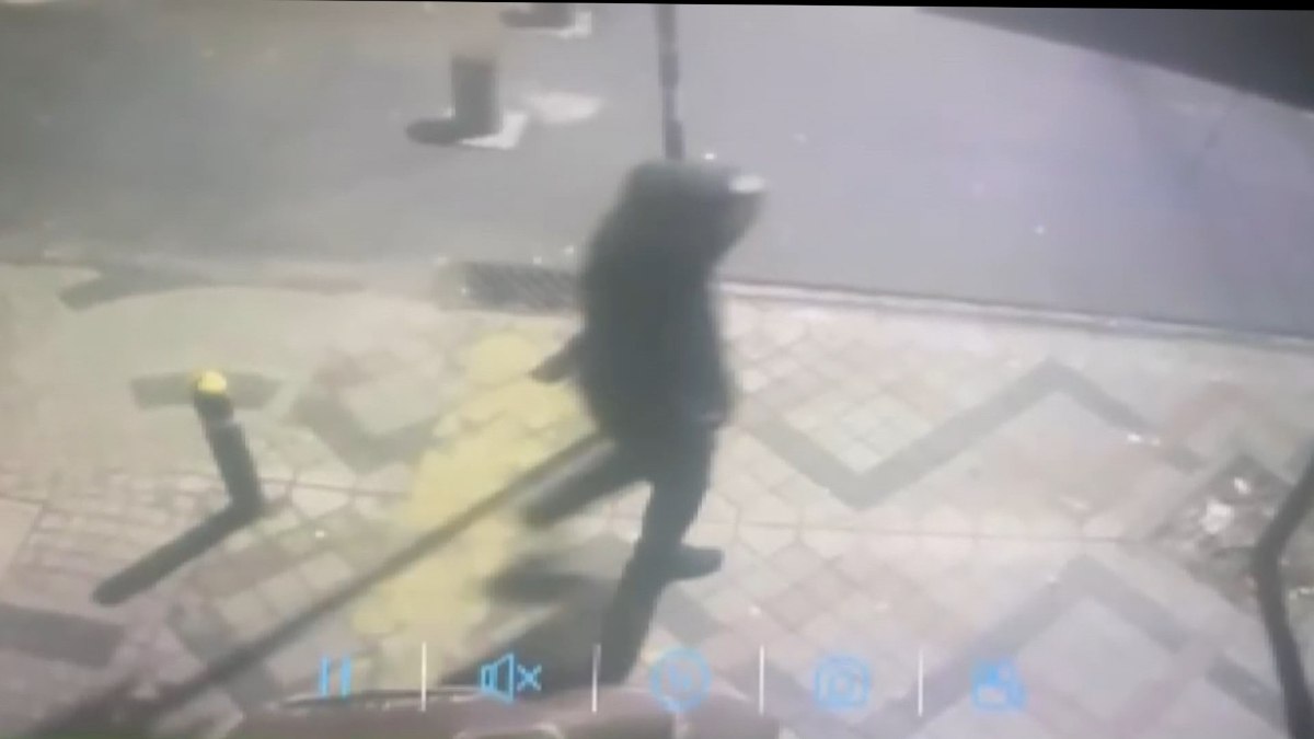 Bağcılar'da bulunan bir restorana yüzlerini kapüşon ve maske ile saklayan