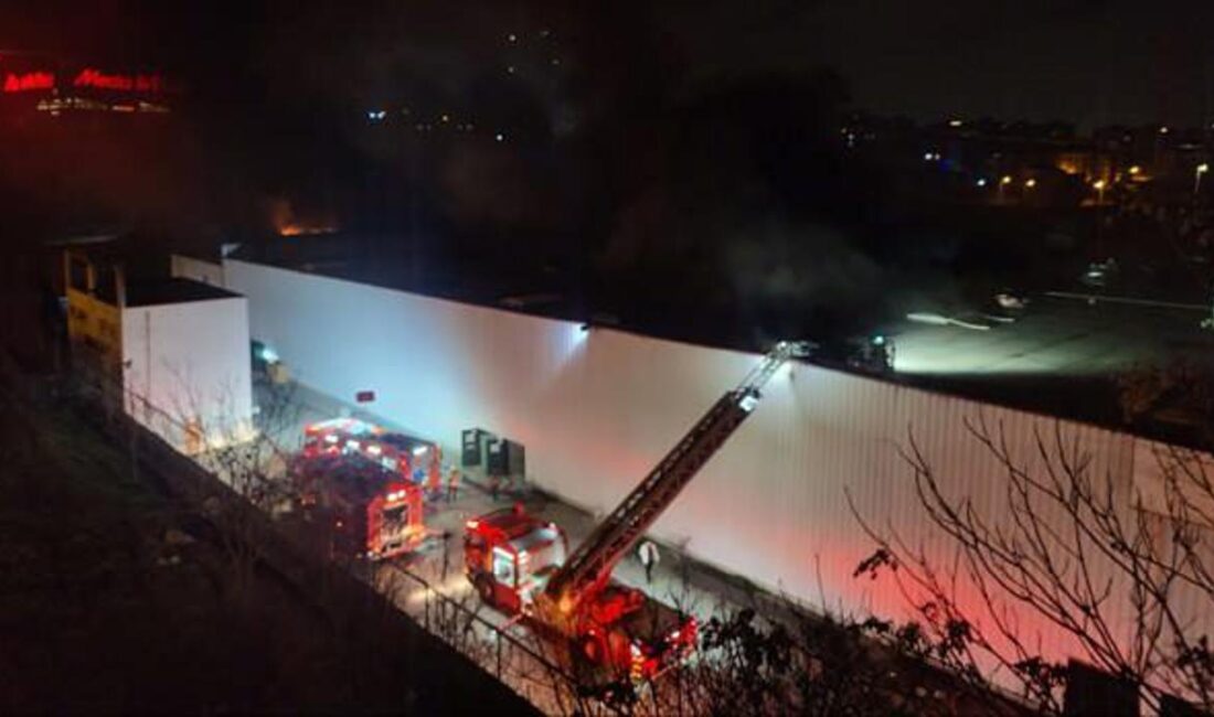 İstanbul Esenyurt'ta meydana gelen depo yangını, itfaiye ekiplerinin hızlı müdahalesiyle