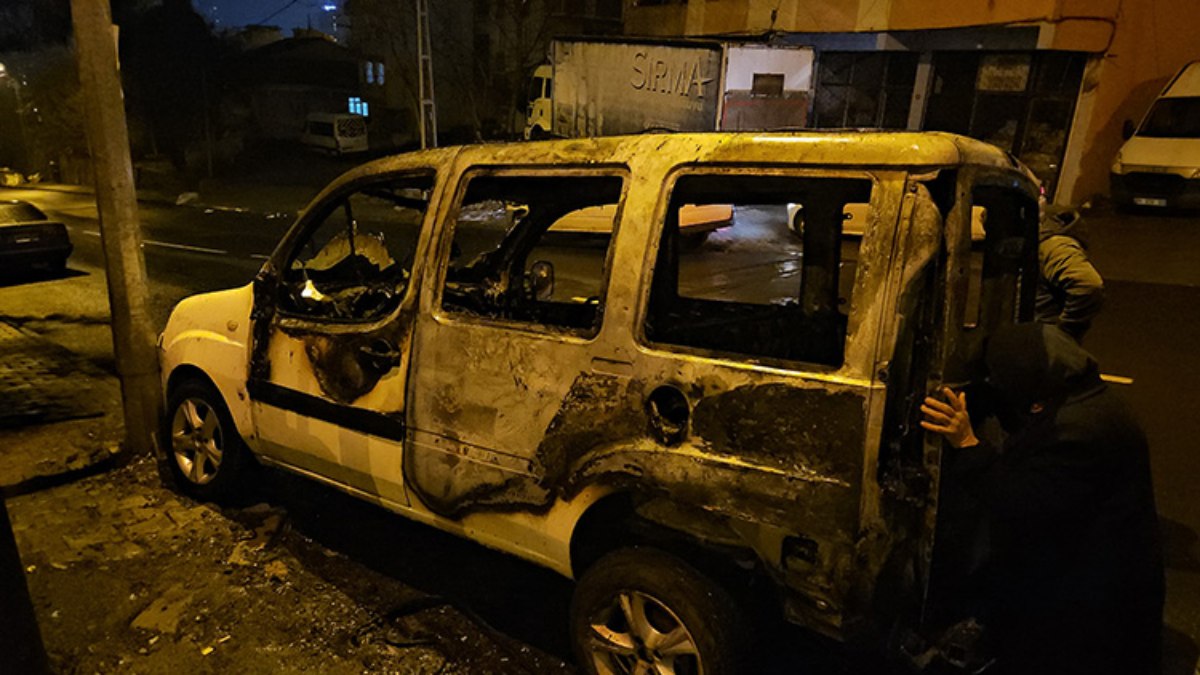 İstanbul Eyüpsultan'da  Akşemsettin Mahallesi'nde bir anda yanmaya başlayan araç,
