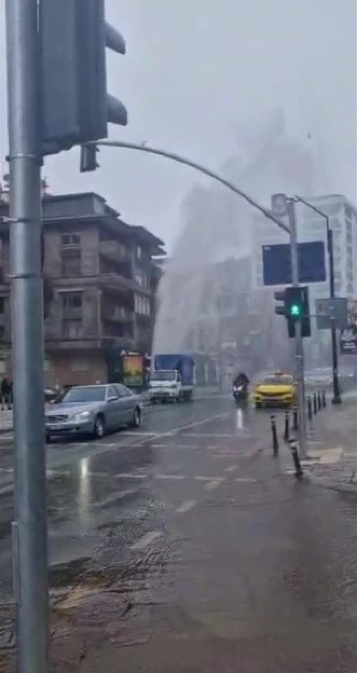 İstanbul Kadıköy'de Su Borusu Patladı