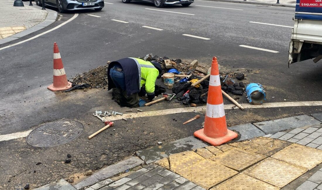 İstanbul Kadıköy'de meydana gelen su borusu patlağı, bölgedeki yaşamı olumsuz