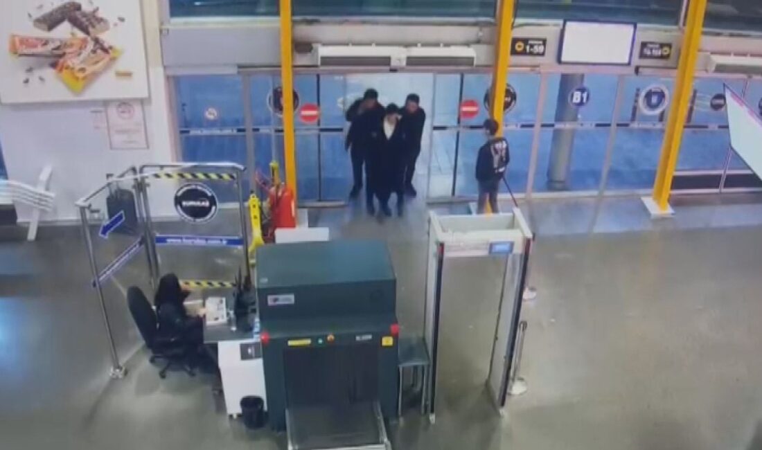 İstanbul'da meydana gelen trajik bir aile cinayetinde 17 yaşındaki B.Y.,