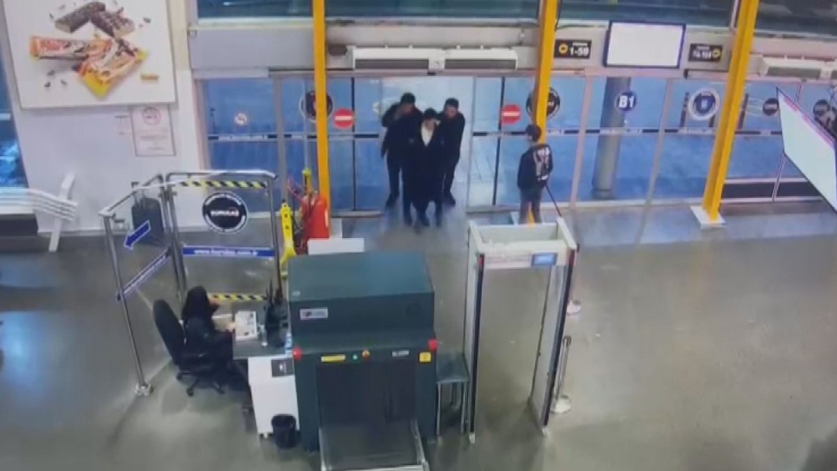 İstanbul'da meydana gelen trajik bir aile cinayetinde 17 yaşındaki B.Y.,