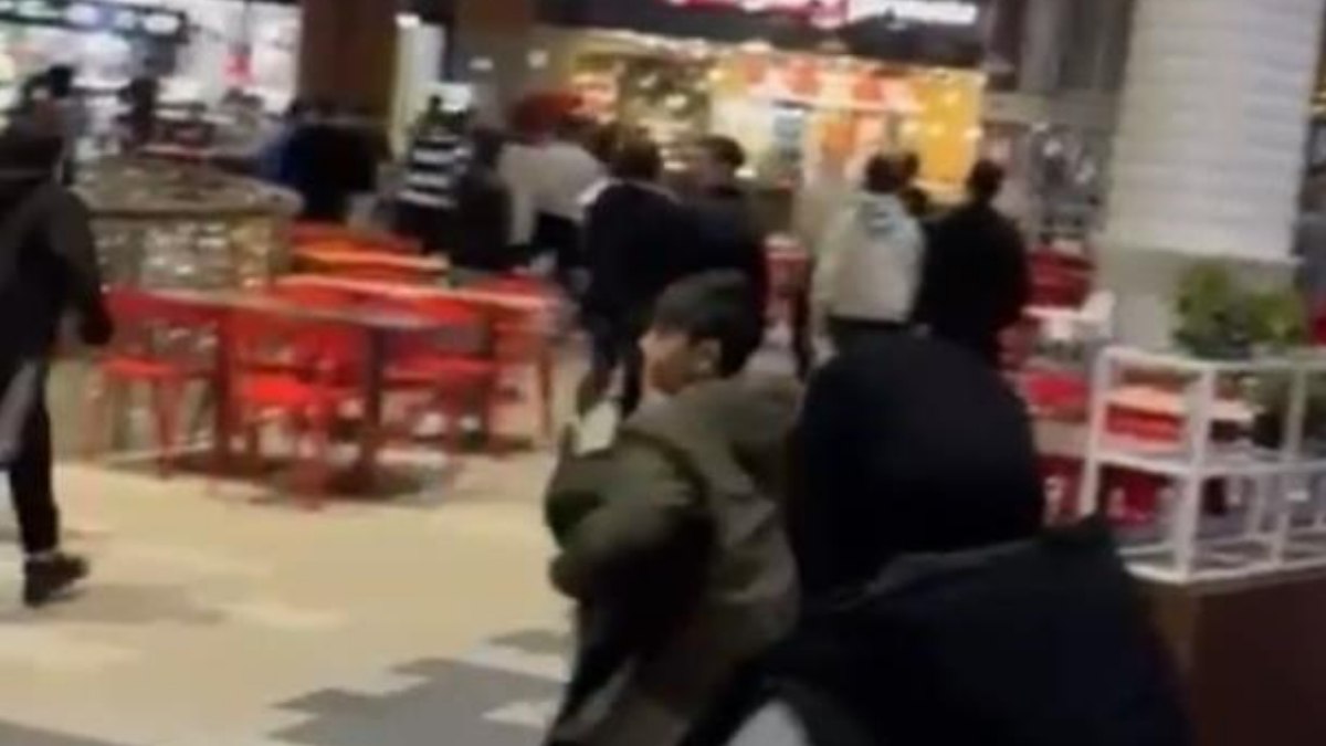 İstanbul'da bir alışveriş merkezinde meydana gelen kavga, ziyaretçiler arasında panik
