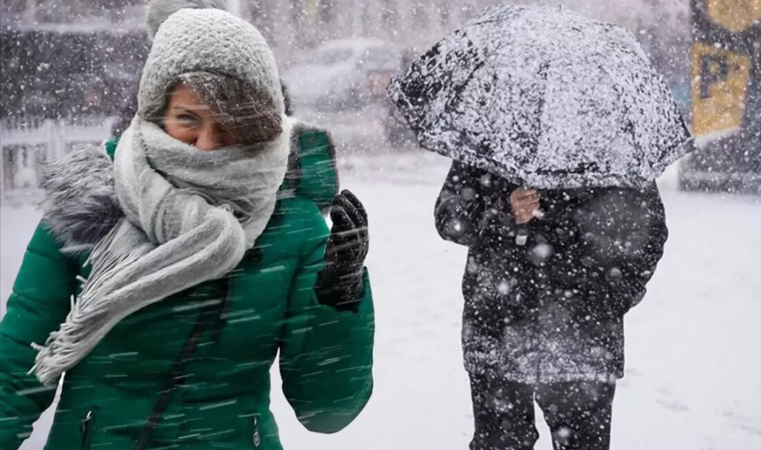 İstanbul'da üçüncü gününde de devam eden kar yağışı, kenti tesiri