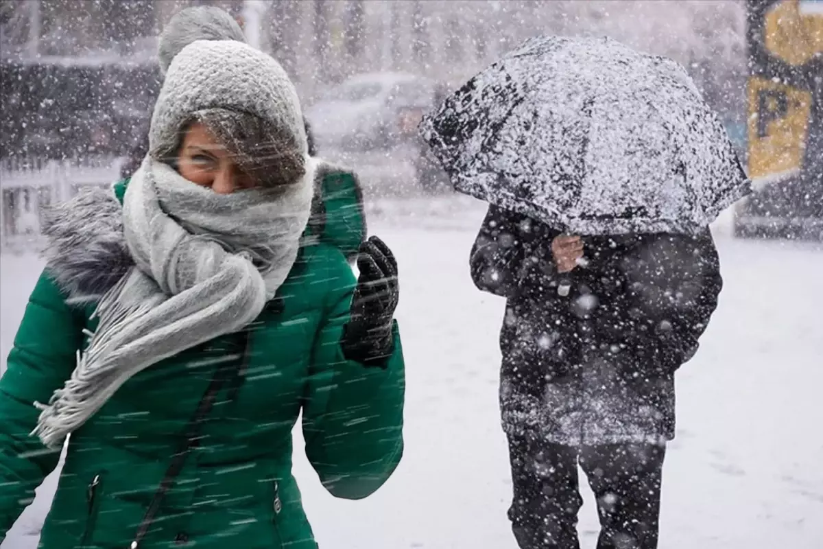 İstanbul'da üçüncü gününde de devam eden kar yağışı, kenti tesiri
