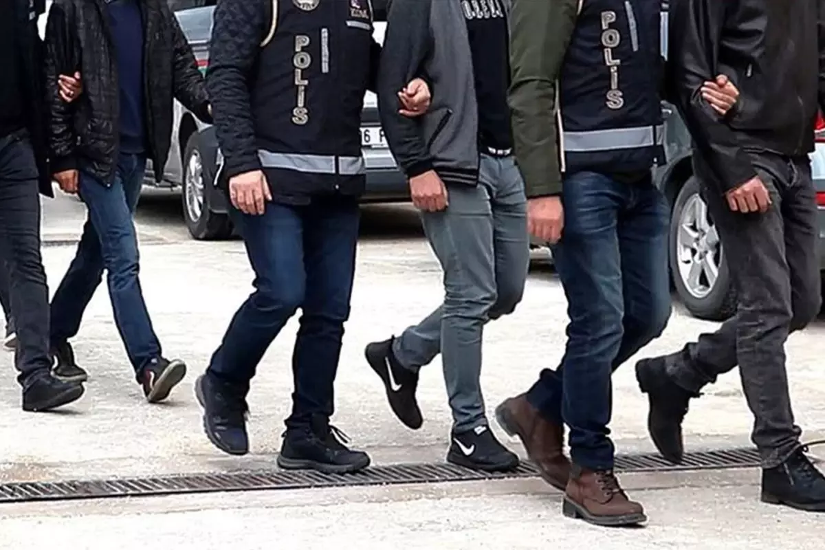 İstanbul'da terör örgütü DEAŞ'a yönelik düzenlenen operasyonda yakalanan 60 şahıstan