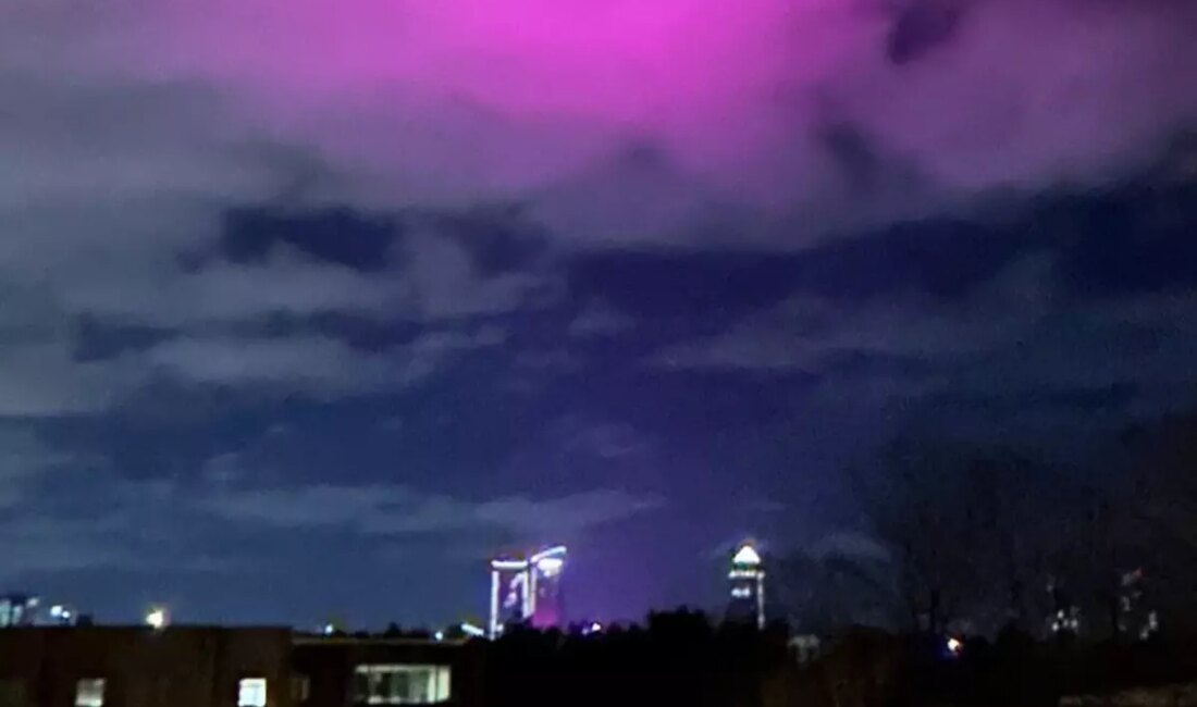 İstanbul'da gece saatlerinde Kağıthane ve etraf ilçelerde gökyüzünde görülen pembe