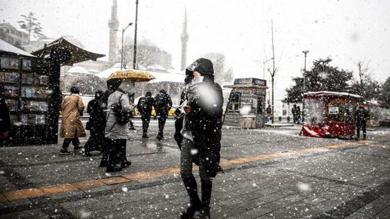 İstanbul'da kar yağışı başladı! Şehir beyaz örtüyle kaplanırken, kış manzaraları