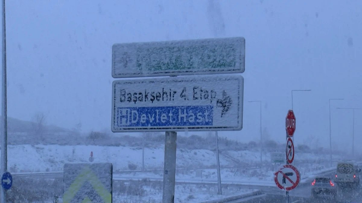 İstanbul'da Kar Yağışı Başladı: Sürücüler Zor Anlar Yaşadı