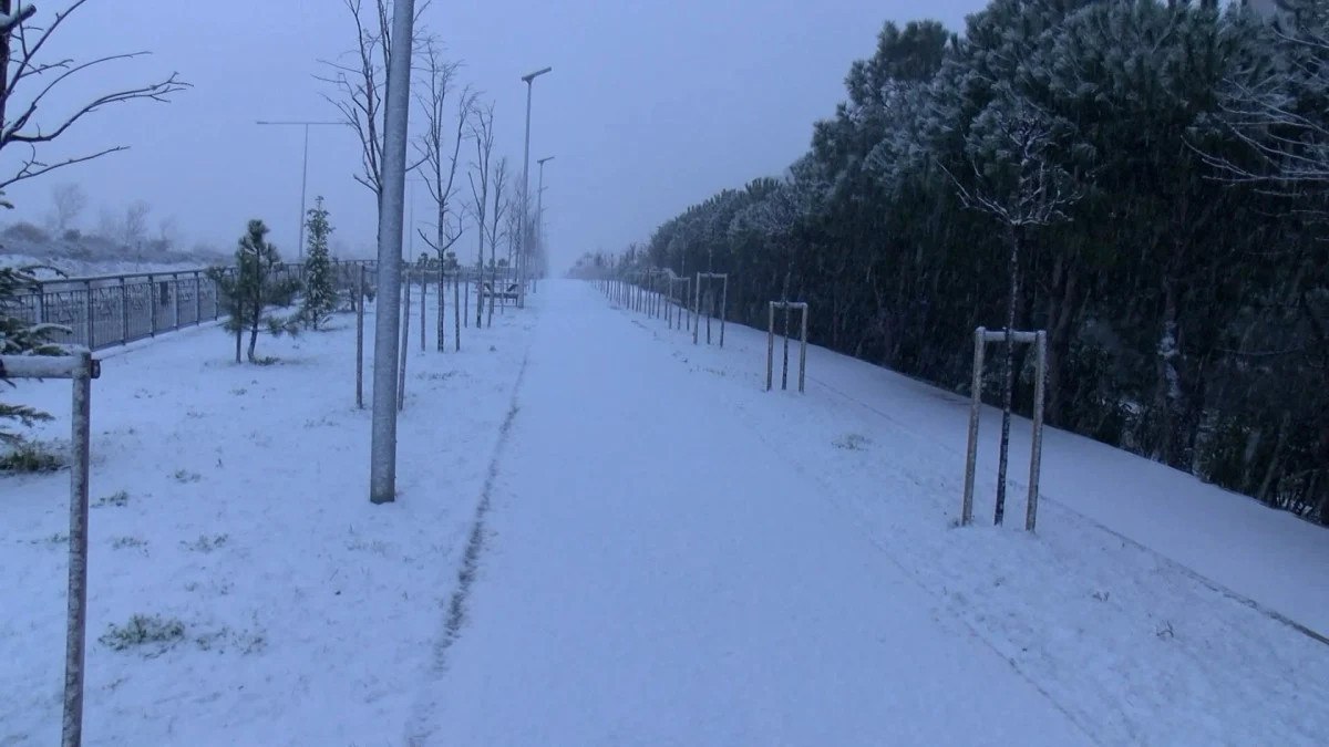 İstanbul'da Kar Yağışı Başladı: Sürücüler Zor Anlar Yaşadı
