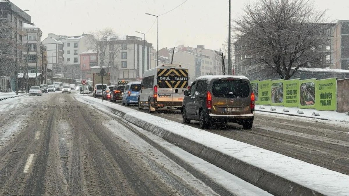 İstanbul'da Kar Yağışı Başladı: Sürücüler Zor Anlar Yaşadı