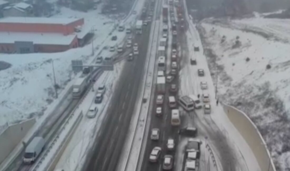 İstanbul'da etkili olan kar yağışı, şehri beyaz bir örtüyle kapladı.